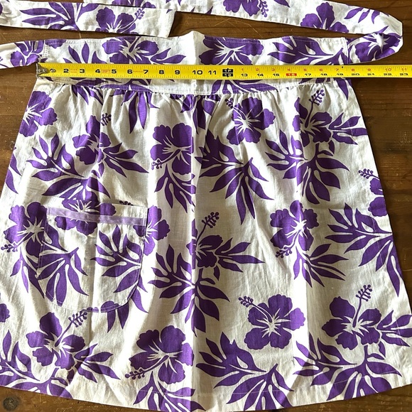 Vintage linen hostess apron. One pocket, gorgeous purple floral pattern. - Picture 5 of 5